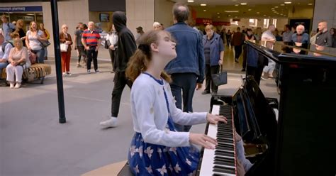 VidÉo Aveugle Et Autiste Lucy 13 Ans Est Une Prodige Du Piano Écoutez