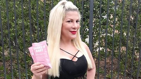 tori spelling in bathing suit after photoshop accusations — pic hollywood life
