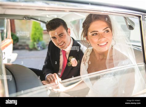 Eine Braut Und Bräutigam Sitzen In Das Hochzeitsauto Nach Der Heirat Stockfotografie Alamy