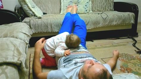 Babasının kucağında uyumaya çalışan bebek YouTube