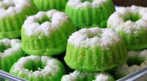 Belah bagian tengah cakwe, jangan sampai terputus. Kue putu jajanan tradisional yang lembut - Beli kue putu ...