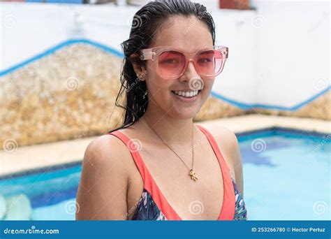 Jeune Femme En Maillot De Bain Dans La Piscine Photo Stock Image Du