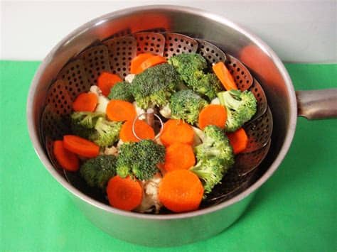 Lo primero que deberás hacer para cocinar al vapor sin vaporera sera poner un poco de agua en una olla o cacerola. Vegetales al Vapor - Cocinar para mi familia