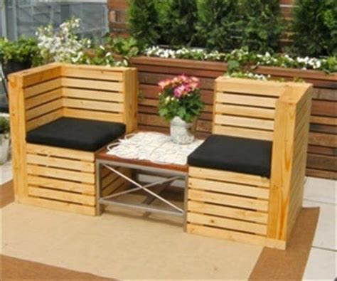 The raised design adds a dramatic flair to an otherwise ordinary bench. DIY Pallet Patio Bench Ideas