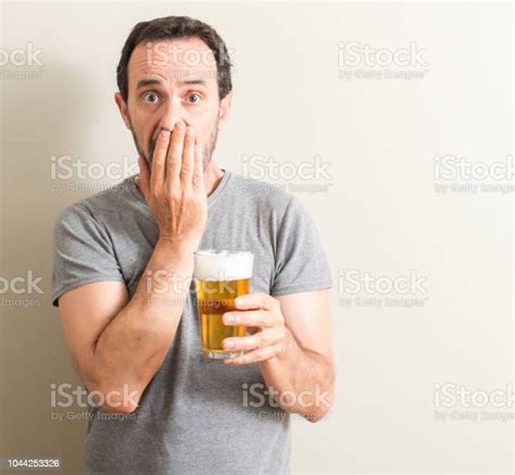 침묵 비밀 개념에에서 무서 워 하는 수석 남자 마시는 맥주 커버 입을 손으로 실수 두려움의 표현에 대 한 수치와 충격 맥주에 대한 스톡 사진 및 기타 이미지 Istock