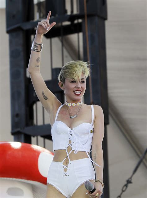 Miley Cyrus Naked On Cover Of Rolling Stone Realizes She S Not Bringing Sexy Back [pic] Latin