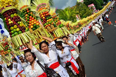 Mapeed Tradition A Unique Balinese Parade Bali Art And