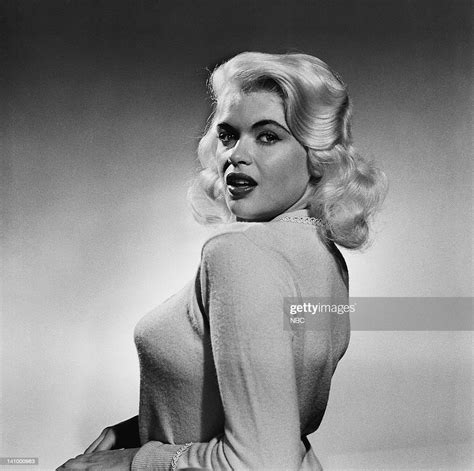 actress jayne mansfield poses during a photo shoot c 1950s photo foto di attualità