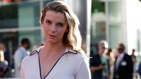 Mrs Davis Betty Gilpin Protagonista Della Nuova Serie Di Damon Lindelof Per Peacock