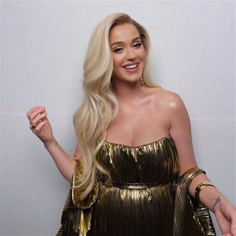Katy Perry Cleavage In Golden Dress Photos The Fappening