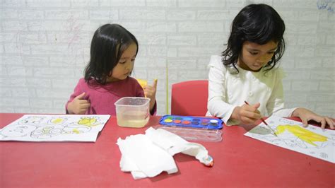 Langkah langkah mudah untuk membuat gambar bunga sederhana menggunakan cat air. Kira dan Ilmi mewarnai gambar menggunakan cat air - YouTube