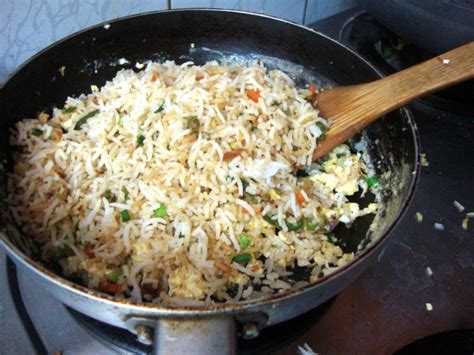 Arroz frito con espárragos y langostinos. Yo sé cocinar. Me gusta cocinar arroz frito. | Fried rice ...