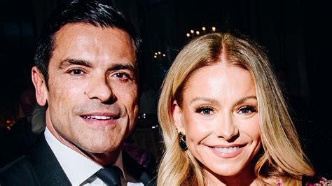 Kelly Ripas Husband Mark Consuelos Teases His Fit Body On Vacation As