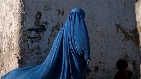 افغانستان میں خواتین کو مکمل پردے کا حکم اور دیگر پابندیاں ایسا محسوس ہوتا ہے کہ عورت ہونا جرم
