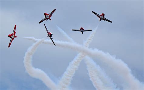The snowbirds, officially known as 431 air demonstration squadron, are the military aerobatics or air show flight demonstration team of the royal canadian air force. Photos: Canadian Forces Snowbirds Perform At Pensacola NAS ...