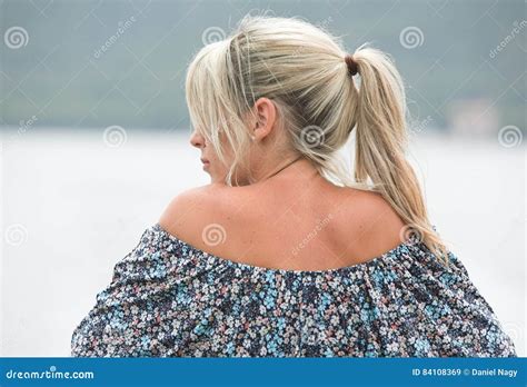 Schöne Blonde Frau Rückseite Und Gesicht Von Hinten Draußen Stockbild