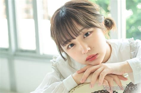 (idiomatic) to care about, to worry about, to be on one's mind, to feel uneasy. ＜なえなのインタビュー＞"SNSだけが居場所だった"過去 ...