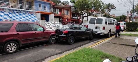 Camioneta Choca Contra Veh Culo Estacionado En Avenida De Xalapa