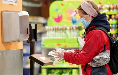 La generalitat reabre las terrazas con solo cuatro comensales y levanta el cierre de las. Normalidad en los supermercados, que aplican nuevas ...