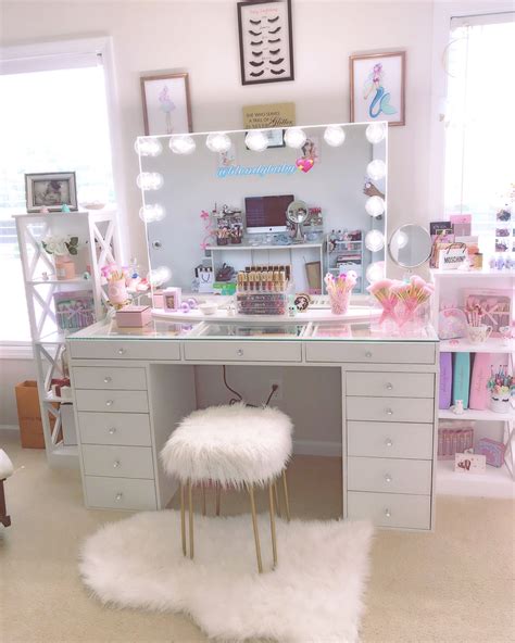 Makeup vanity is something that every woman should have in her bedroom, no matter how big or small the room is. My vanity!!! 💖💕 #maquillaje #makeupvanity #makeuproom # ...