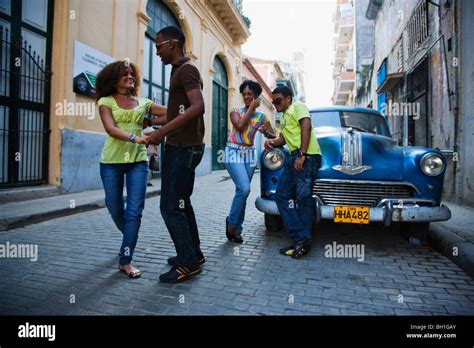 Young People Dancing Salsa On Street La Habana Vieja Havana Ciudad