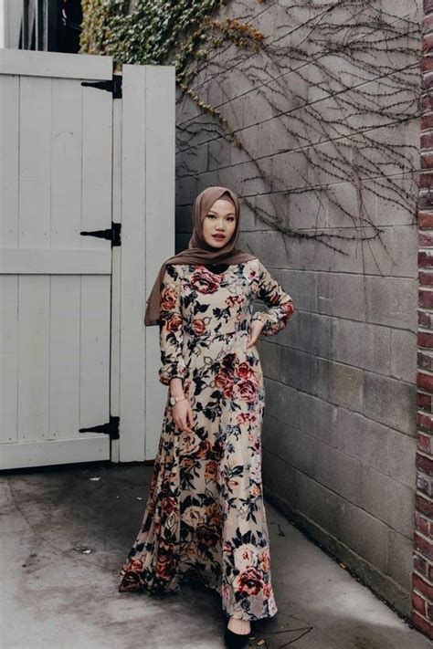 Model baju tunik batik modern merupakan salah satu jenis baju atasan yang formal untuk wanita yang paling modis yang cocok untuk dikenakan pada acara resmi atau untuk kerja, terdapat banyak model baju batik tunik yang terbaik 2020 yang dapat dikenakan oleh remaja wanita. Fashion Wanita Berhijab Terbaru - Salim Soraya | Pakaian ...