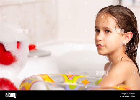 Lustige Kleine Mädchen Badet In Einer Badewanne Mit Einer Aufblasbaren Rettungsboje Und Mit