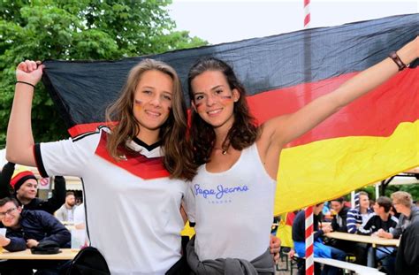 Es besteht ein ligasystem, an dessen spitze die 1., 2. Fußball-EM 2016: Deutschland-Fans trotzen in Stuttgart dem ...