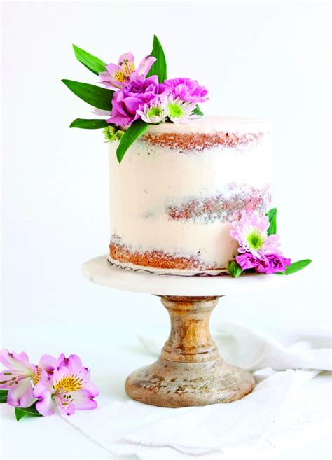 Hand painted fondant is a desirable 2019 wedding cake trend that is only gaining to gain in popularity. 7 Wedding Cake Trends for 2019 - SB Magazine