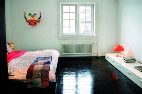 La pintura para pisos esta diseñada para funcionar como un recubrimiento industrial que repara y protege el piso, otorgando propiedades especiales que detiene el deterioro de la superficie de concreto y la creación de pintura para pisos con acabados lisos, brillosos y con gran variedad de colores. Suelo negro ¿Por qué no?