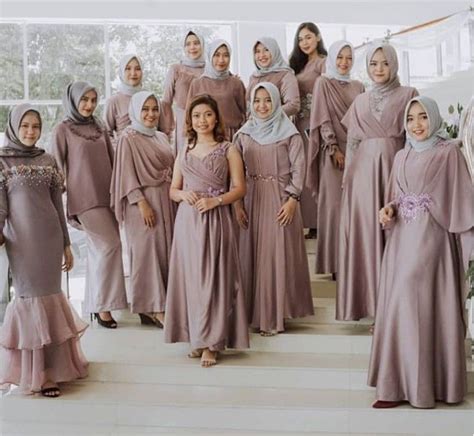 Beli baju couple brokat online berkualitas dengan harga murah terbaru 2021 di tokopedia! Model Baju Bridesmaid Hijab 2019 / 17 Inspirasi Baju ...