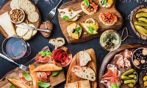 3 изысканных и простых рецепта закусок к вину | MARIECLAIRE