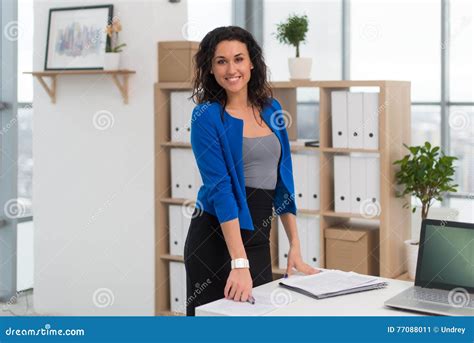 Retrato De La Empresaria En La Oficina Que Parece Confiada Y La Sonrisa