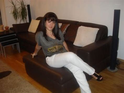 Arab Queen Pics Bahamas House Wife Sit On Sofa