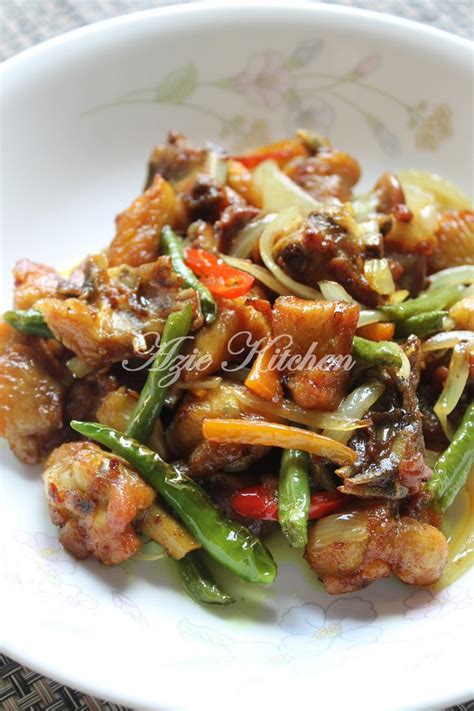 Tapi bila kita masak rasanya tak sama macam bila kita makan di kenduri. Ayam Goreng Garam Kunyit - Azie Kitchen