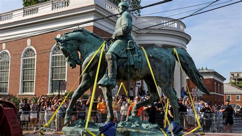 Statue Of Confederate Gen Robert E Lee Removed In Charlottesville Va