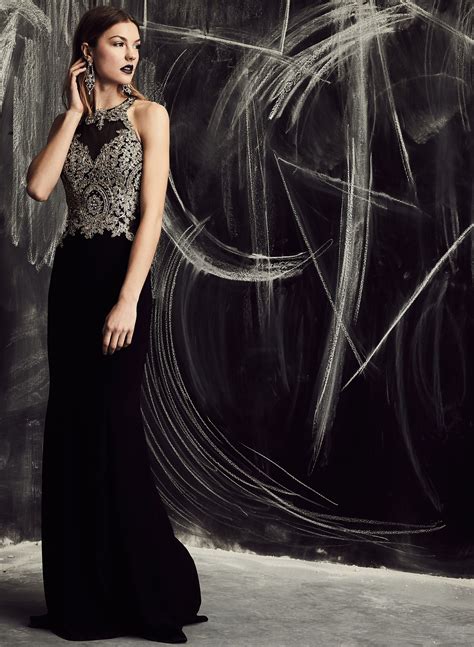Steal the spotlight in this show-stopping prom dress! The mesh bodice