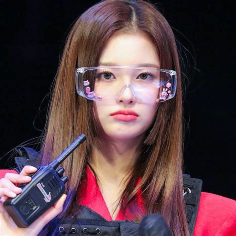 Pin By ↱ ̧ Vivi ⭑ 〹̵ ﹙💭﹚ 𝄞 On ↳ Nmixx ♡⃞ ⌗ In 2022 Yoona Kpop Glasses