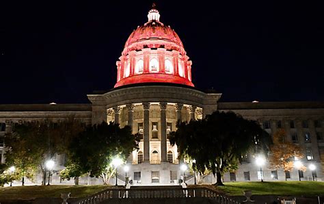 State Capitol Dome Lit In Holiday Colors Starting Christmas Eve Kmzu