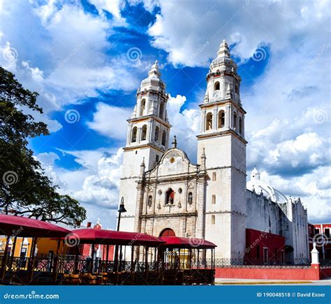 Campeche Cathedral Med Fantastisk Himmel Arkivfoto Bild Av Domkyrka