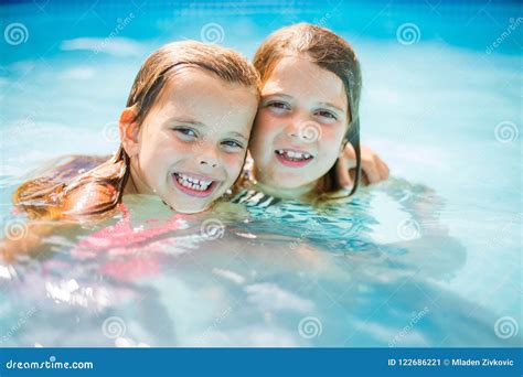 porträt von zwei kleinen mädchen im pool stockbild bild von über fahne 122686221