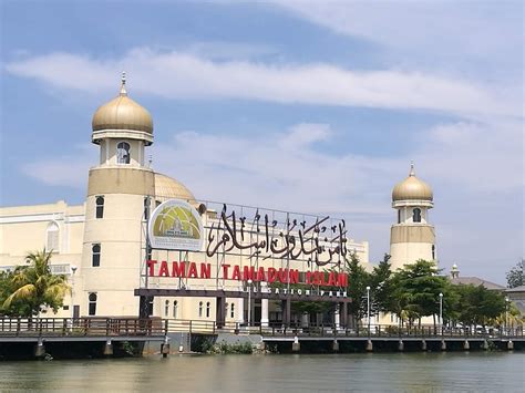The star attraction is the congregation of various islamic historical monuments from around the world which makes it a perfect place for those too who want to see get a glimpse of muslim culture. Taman Tamadun Islam, Kuala Terengganu Terengganu | Mummy ...