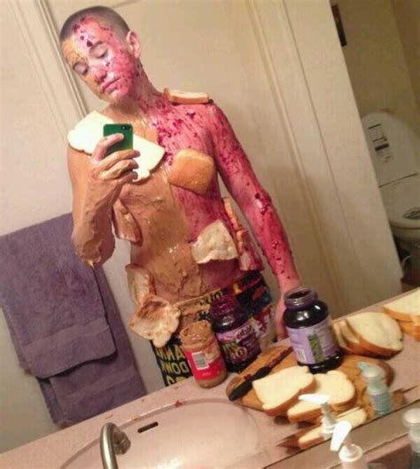 23 Weird Selfies That Are Too Hard To Explain