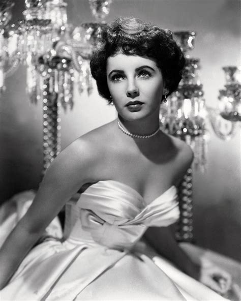 See 9 Gorgeous Rare Photos Of Elizabeth Taylor Elizabeth Taylor Old Hollywood Dress Old
