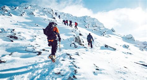 what to prepare when hiking in winter adventurous women ®️
