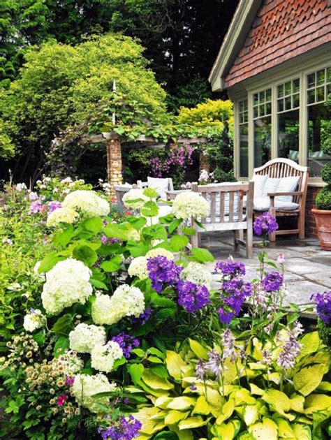Whether you're planning your first flower garden or your fiftieth flower garden, it's always good to have a design in mind. Landscaping with Hydrangeas | 15 Garden Design Ideas