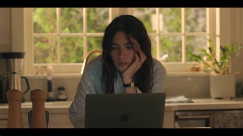 Apple Macbook Pro Laptop Of Sarah Shahi As Billie Connelly In Sex