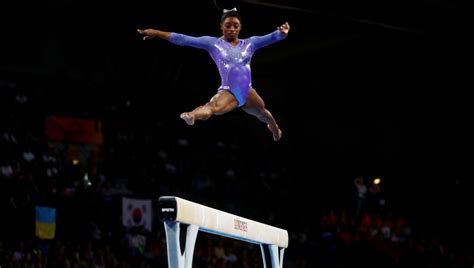 Ze begon als zesjarige met gymnastiek en doet aan competitie sinds haar elfde. Turn-WM: Simone Biles schreibt Geschichte dank Gold am ...