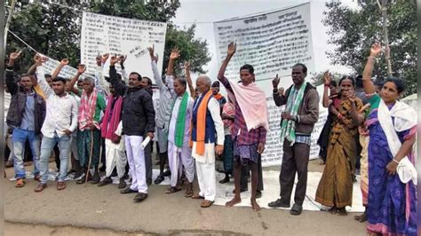 chhattisgarh मुआवजे की मांग को लेकर किसानों ने बंद किया गरियाबंद ओडिशा मार्ग 36 गांवों से टूटा