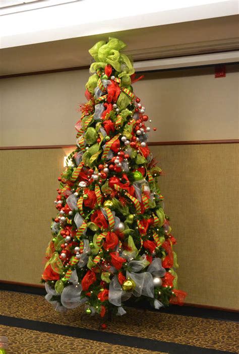 50 Beautiful And Stunning Christmas Tree Decorating Ideas